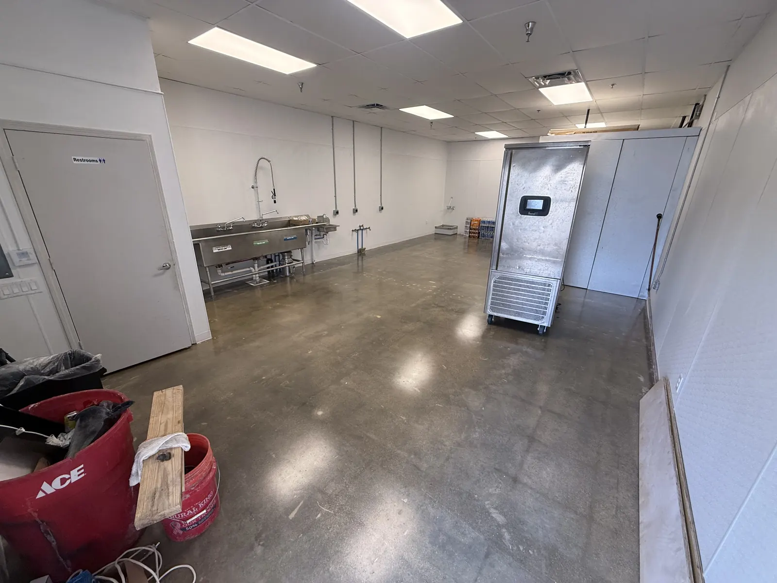 Commercial restaurant kitchen clear epoxy floor Naples FL - chemical resistant easy to clean